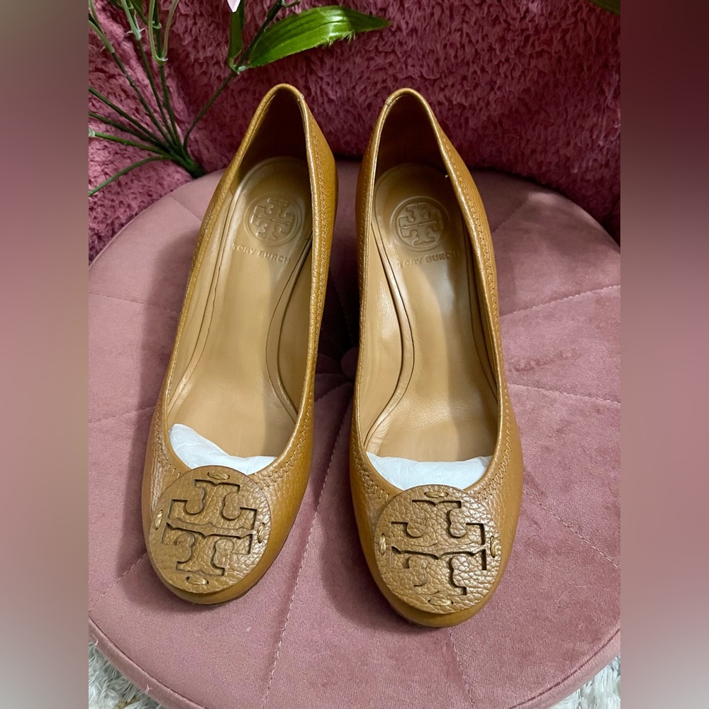 💖Pre-Loved Tory Burch Sally Tan Leather Wedges with Signature Medallion Size 6 - Picture 4 of 9